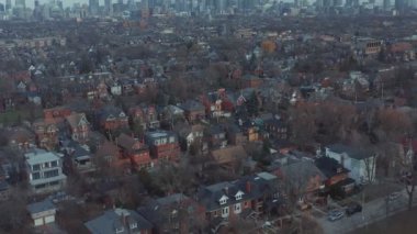 Toronto 'nun kenar mahallelerinin sonbahar renklerinde havadan çekilmiş görüntüleri. Sinematik 4K görüntüleri.