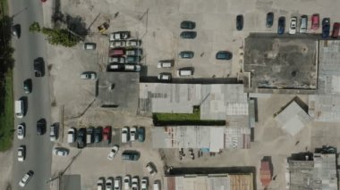 Toronto 'nun kenar mahallelerinin sonbahar renklerinde havadan çekilmiş görüntüleri. Sinematik 4K görüntüleri.