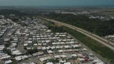 Toronto 'nun kenar mahallelerinin sonbahar renklerinde havadan çekilmiş görüntüleri. Sinematik 4K görüntüleri.