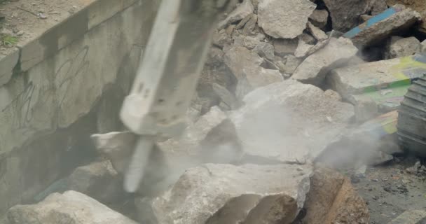 Excavatrice Enlever Les Débris Structure Effondrée Tourné Raw Sur Une — Video