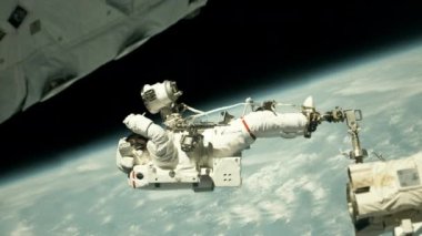Uzayın derinliklerinde çalışan bir astronot. Vizörde gerçekçi yansımalar. 4k animasyon.