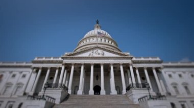 Washington, DC 'deki Capitol Binası' nın çekimleri yapılıyor. 4K UHD yayın kalitesi. ABD siyaset kavramı.