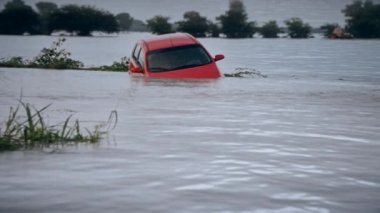 Kasırgadan sonra sel baskını. Irma Kasırgası, Harvey ve Maria gibi fırtınalardan sonra oluşan yıkımı göstermek için uygun. 4K UHD.
