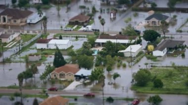 Kasırgadan sonra sel baskını. Irma Kasırgası, Harvey ve Maria gibi fırtınalardan sonra oluşan yıkımı göstermek için uygun. 4K UHD.