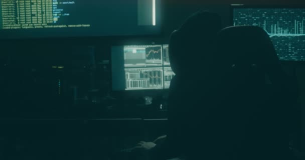 Filmfelvétel Egy Hackerről Aki Egy Konzolnál Dolgozik Egy Sötét Szobában — Stock videók