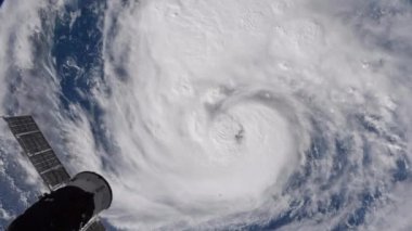 Harvey Kasırgası 25 Ağustos 2017 'de Teksas' a varmadan saatler önce. 16-bit renk derinliğinde yayın kalitesinde animasyon oluşturuldu. NASA tarafından döşenmiş elementler