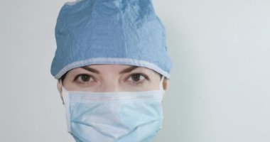 Genç bir kadın cerrahın portresi. 4K UHD