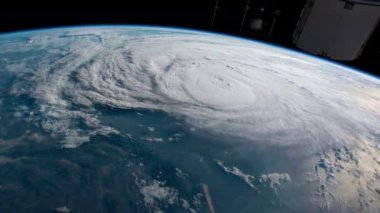 Harvey Kasırgası 25 Ağustos 2017 'de Teksas' a varmadan saatler önce. 16-bit renk derinliğinde yayın kalitesinde animasyon oluşturuldu. NASA tarafından döşenmiş elementler