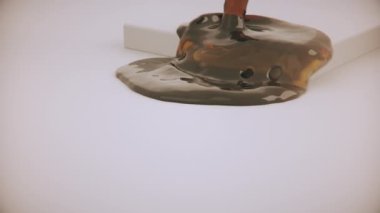 Beyaz arkaplanda CG sıvı animasyonu.
