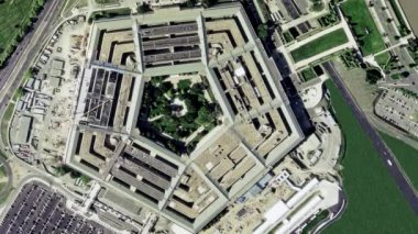 Pentagon binasının havadan çekilmiş görüntüsü ve önünde küçük bir trafik var. 4K UHD.