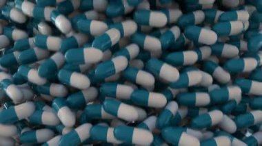 Taşıyıcı banttaki kapsüllerin yakınlaştırılması. 4K UHD.