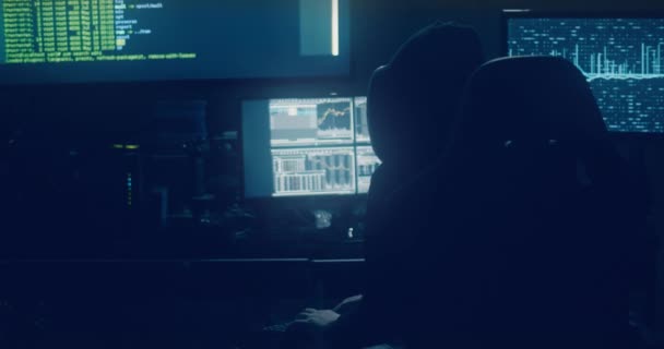 Cinematic Skott Hacker Jobbet Natten Med Data Glitching Inträffar Över — Stockvideo