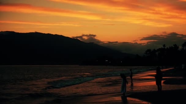 Fotografia Altamente Cinematográfica Pessoas Silhuetas Admirando Pôr Sol Uma Praia — Vídeo de Stock
