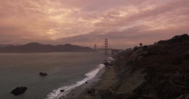 Gün batımında San Francisco, Kaliforniya 'daki Golden Gate Köprüsü' nün güzel hava görüntüsü..