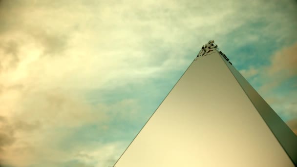 Animation Abstraite Une Coquille Pyramidale Blanche Qui Effondre Pour Révéler — Video