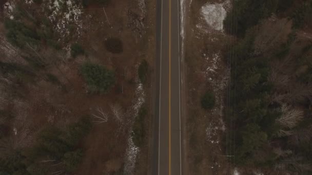 冬季北美一条农村道路的空中拍摄 — 图库视频影像