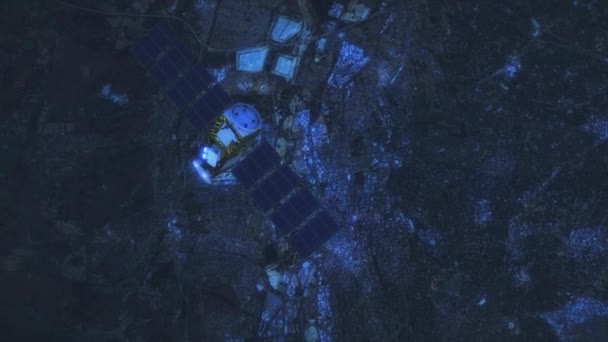 Спутник Над Землей Оказывается Максимальной Глубине Профессионально Сортированный Цвет — стоковое видео