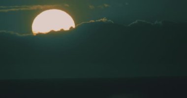 Maui, Hawaii 'de gün batımının zamanı. 4K UHD görüntüsü.