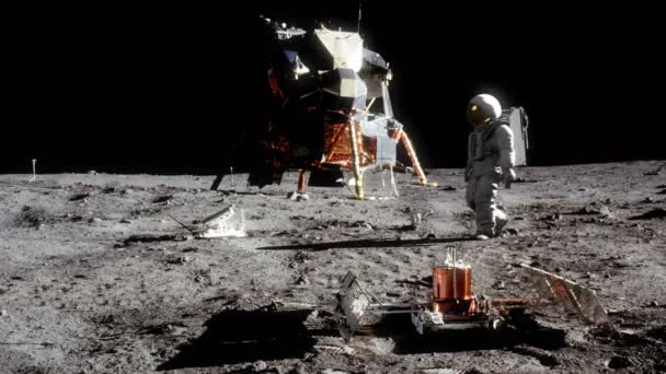 一个在月球上行走的宇航员的高度逼真的动画 看起来像老旧的电影 — 图库视频影像