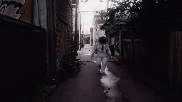 Astronauta Caminando Por Calle Animación Compuesta — Vídeos de Stock