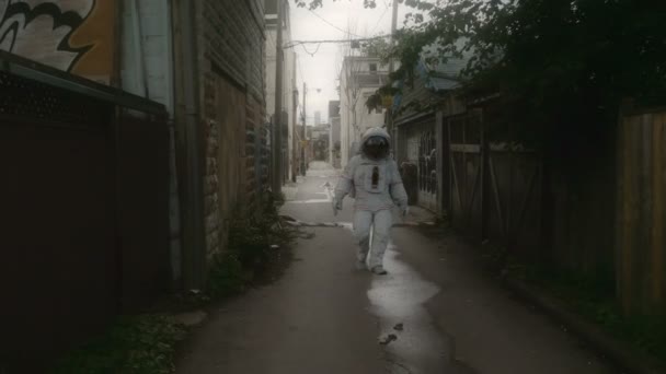 宇宙飛行士は通りを歩いている 4Kでの3D合成アニメーション — ストック動画