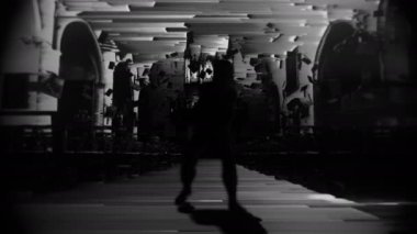 Arızalı, dijital bir yaratık terk edilmiş bir kilisede korkunç bir şekilde kameraya doğru yürüyor. Yayın kalitesi derinliği 4K ile biçimlendirilmiş çarpıtma içeren 3B animasyon.