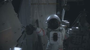 UUİ 'de çalışan bir astronotun sinematik çekimi. Gerçekçi 4K animasyonu.