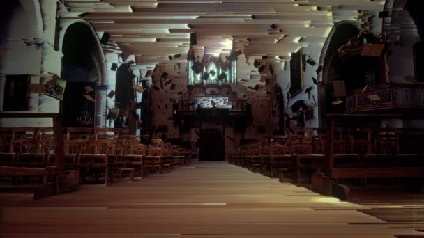 聖書は幽霊教会に浮かんでいます 非聖なる何かの存在を表すために様式化されたCctv歪みを搭載した3Dアニメーション 4K放送品質の色深度 — ストック動画