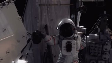 UUİ 'de çalışan bir astronotun sinematik çekimi. Gerçekçi 4K animasyonu.