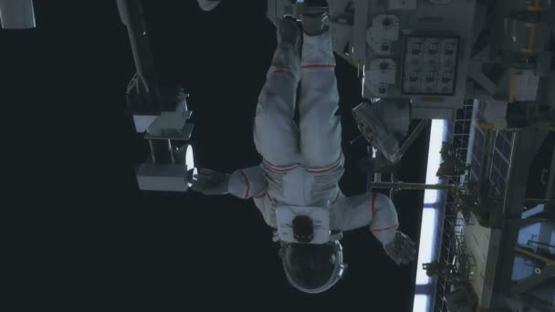 Κινηματογραφική Λήψη Ενός Αστροναύτη Που Δουλεύει Στο Iss Ρεαλιστικό Animation — Αρχείο Βίντεο