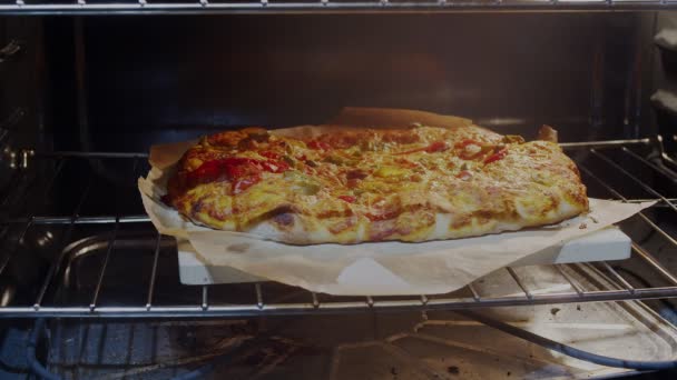 Pizza Domowej Roboty Usuwana Skórki Kamienia Pizzy Ujęcie Kinowe — Wideo stockowe