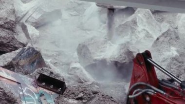 Hidrolik kaya kırıcıların yakın çekimleri köprü enkazını eziyor. Bu 4K görüntüler altyapı onarımını somutlaştırıyor. İnşa ettiğimiz çevreyi yeniden şekillendiren ham kuvveti gösteriyor.