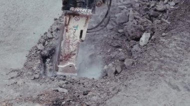 Hidrolik kaya kırıcıların yakın çekimleri köprü enkazını eziyor. Bu 4K görüntüler altyapı onarımını somutlaştırıyor. İnşa ettiğimiz çevreyi yeniden şekillendiren ham kuvveti gösteriyor.