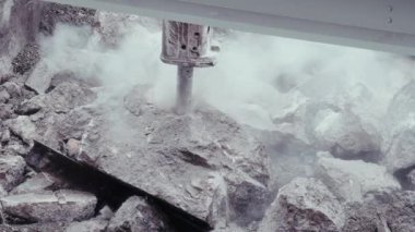 Hidrolik kaya kırıcıların yakın çekimleri köprü enkazını eziyor. Bu 4K görüntüler altyapı onarımını somutlaştırıyor. İnşa ettiğimiz çevreyi yeniden şekillendiren ham kuvveti gösteriyor.