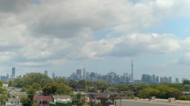 Torontos ufuk çizgisinde sürekli değişen bulutların dansını gösteren ultra geniş çaplı bir zaman atlaması. Bu büyüleyici 4K görüntüsü şehrin atmosferik tuvalinin nefes kesici ve dinamik bir görüntüsünü sağlıyor.