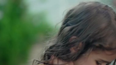 Beş yaşındaki bir kızın tropik yaz tatili boyunca aptalca gülümsemesi çocukluğun kaygısız ruhunu yansıtıyor.