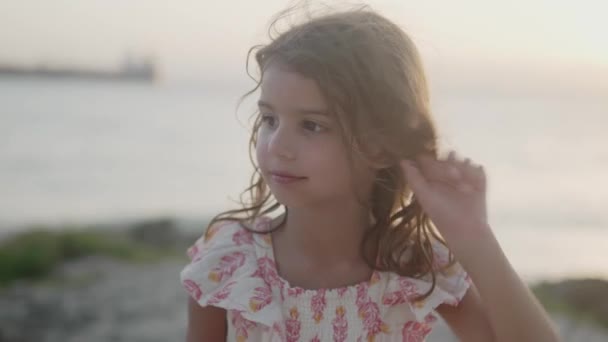 Zbliżenie Zabawnej Letniej Dziewczynki Która Głupio Się Uśmiecha Podczas Swoich — Wideo stockowe