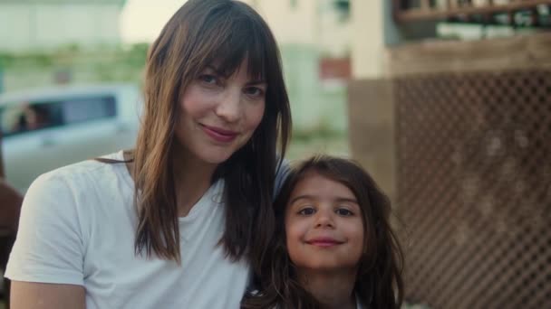 Eine Herzerwärmende Szene Der Eine Mutter Und Ihre Fünfjährige Tochter — Stockvideo