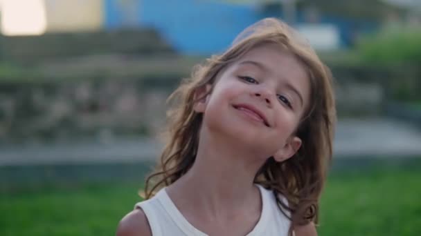 Zbliżenie Zabawnej Letniej Dziewczynki Która Głupio Się Uśmiecha Podczas Swoich — Wideo stockowe