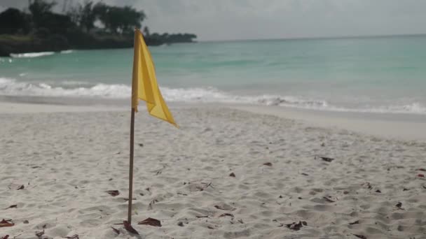 Las Imágenes Capturan Baño Amarillo Con Bandera Riesgo Propia Ondeando — Vídeos de Stock