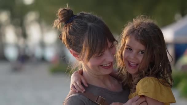 Momentos Preciados Una Madre Hija Años Compartiendo Sonrisas Una Playa — Vídeos de Stock