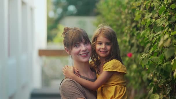 母親と5歳の娘の心温まるシーンは スローモーションで楽しい笑顔の瞬間を共有し 幸せな休暇の本質を一緒に捉えています — ストック動画