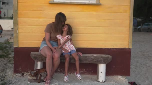 Αγαπημένες Στιγμές Μιας Μητέρας Και Της Πεντάχρονης Κόρης Της Μοιράζονται — Αρχείο Βίντεο