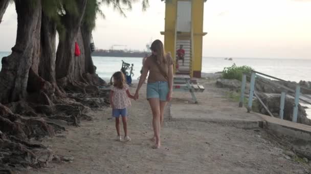 Заповітні Миті Матері Ятирічної Дочки Ділячись Посмішками Пляжі Барбадосу Втілюючи — стокове відео