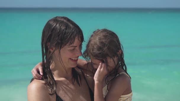 Uwielbiane Chwile Matki Jej Letniej Córki Dzielące Uśmiechy Plaży Barbados — Wideo stockowe