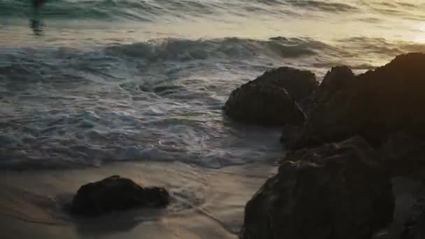 Çimlerle Kaplı Okyanus Kayaları Üzerinde Yavaşça Yuvarlanan Dalgaların Büyüleyici Yavaş — Stok video