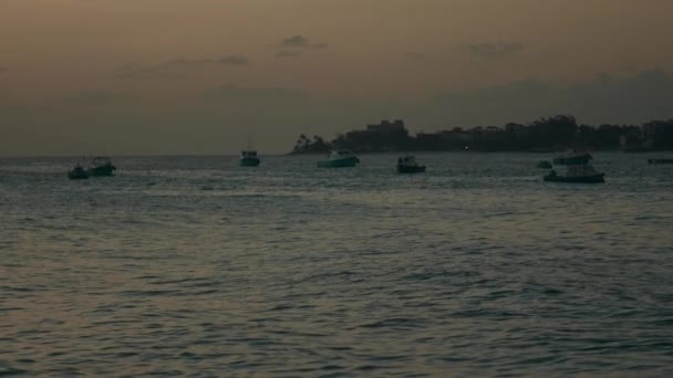 オイシンズ バルバドスの海で釣船を捕獲するショットを確立する穏やかな日没の暖かい光に浴 — ストック動画