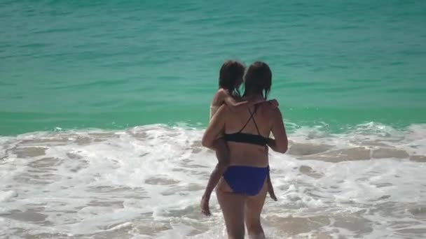 Uwielbiane Chwile Matki Jej Letniej Córki Plaży Barbados Ucieleśniające Ciepło — Wideo stockowe