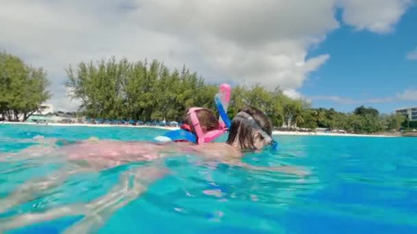 Vážené Okamžiky Matky Její Pětileté Dcery Pláži Barbados Ztělesňující Vřelost — Stock video