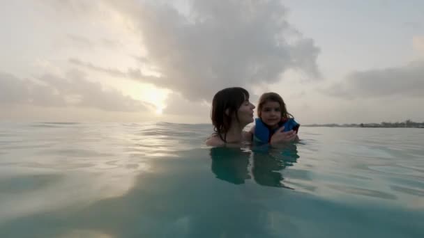 一位母亲和她5岁的女儿在巴巴多斯海滩上度过的美好时光 体现了家庭度假的温暖和欢乐 — 图库视频影像